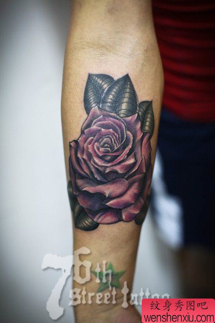 手臂精美流行的玫瑰花纹身图案
