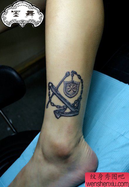 小腿精美流行的一幅船锚纹身图案