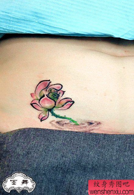 女生腹部唯美流行的写意莲花纹身图案