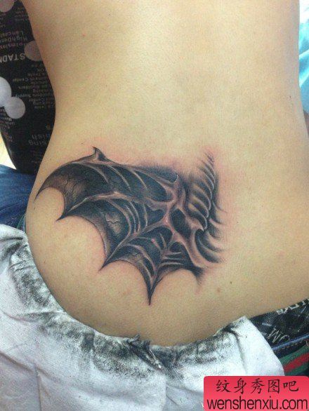 后腰经典流行的一幅恶魔翅膀纹身图案