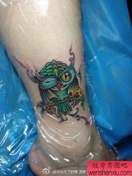 腿部可爱很萌的一幅猫头鹰纹身图案