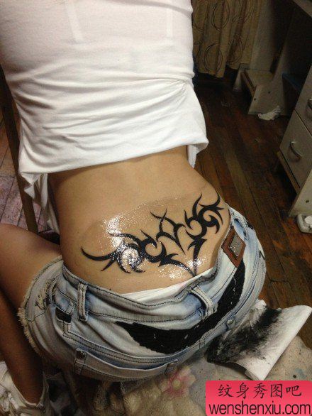 女生后腰流行经典的图腾腰花纹身图案