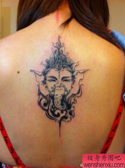 女生后背流行唯美的黑白象神纹身图案