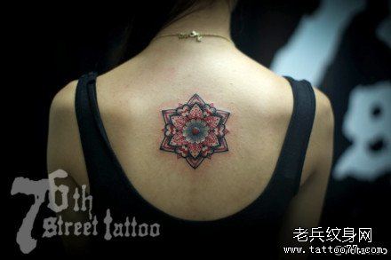 后背流行经典的花卉图腾纹身图案