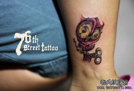 腿部可爱很萌的猫头鹰纹身图案