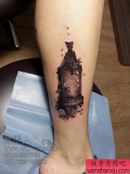 腿部一幅经典另类的墓碑纹身图案