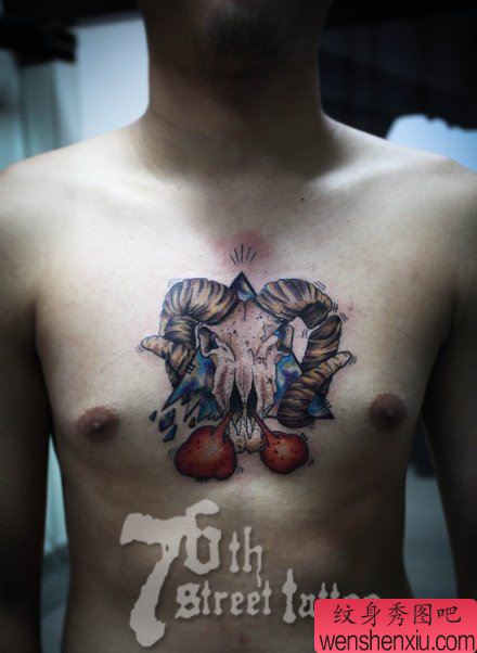 男生前胸超帅的羊头骷髅纹身图案