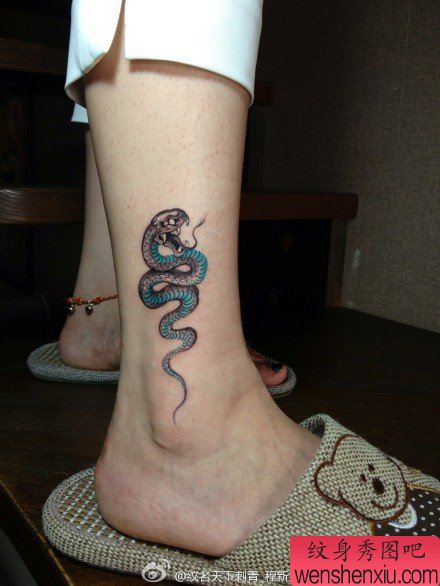 女生腿部流行小巧的一幅蛇纹身图案