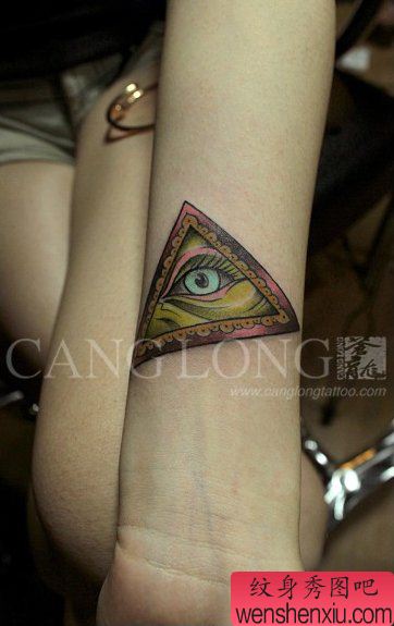女生手腕流行流行的全视之眼纹身图案