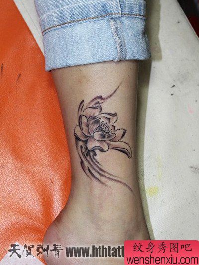 女生腿部流行流行的黑白莲花纹身图案