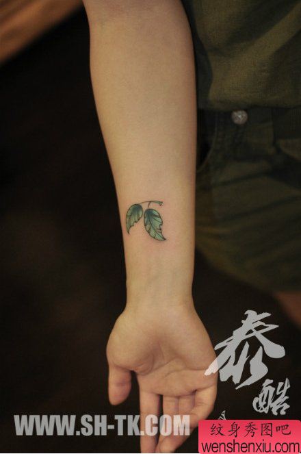 女生手臂小巧流行的小树叶纹身图案