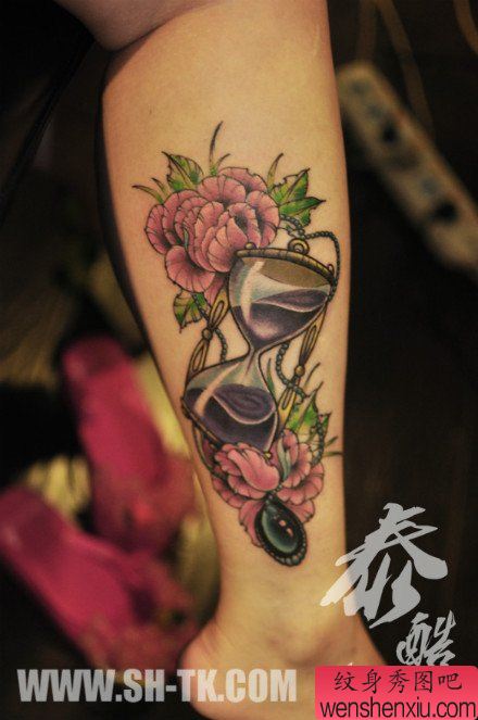 腿部流行流行的沙漏玫瑰纹身图案