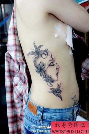 美女侧腰唯美流行的面具纹身图案