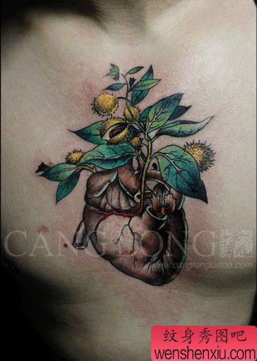 男性前胸一幅很帅的心脏纹身图案