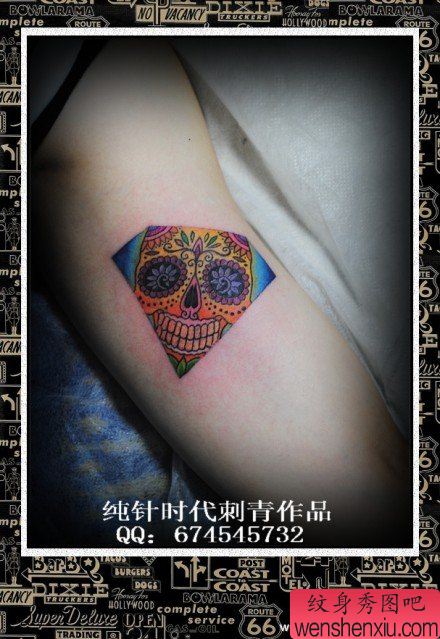 手臂内侧流行很帅的一幅骷髅纹身图案