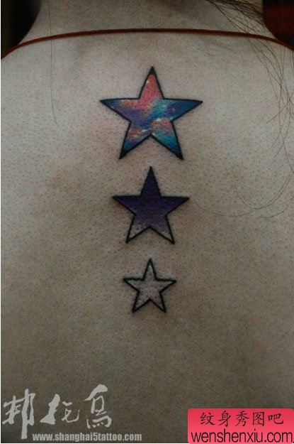 女生后背流行的星空五角星纹身图案