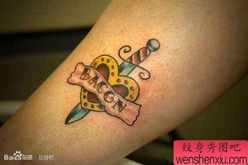 腿部小巧的爱心与匕首纹身图案