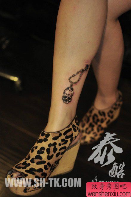 女生腿部流行精美的骷髅吊链纹身图案