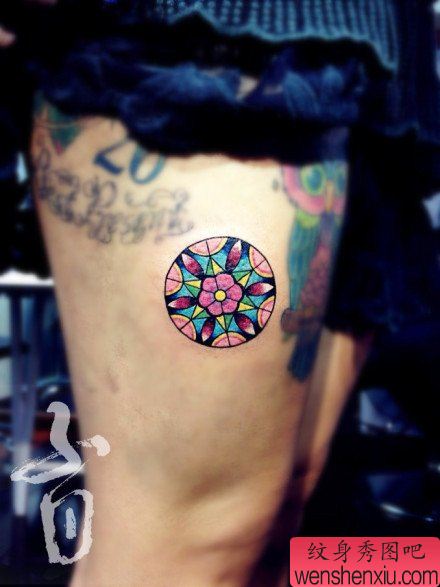 女生腿部漂亮好看的花卉纹身图案