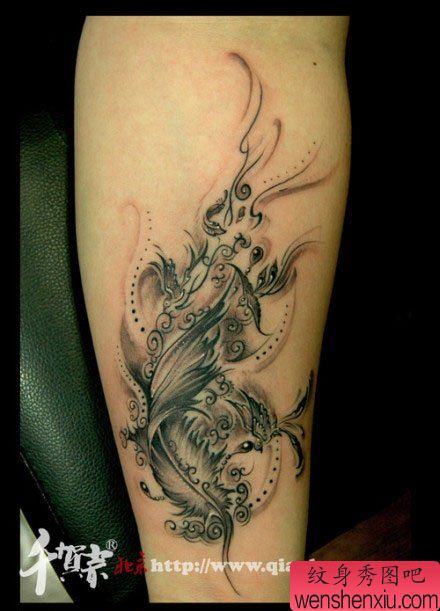 一幅唯美好看的黑白羽毛纹身图案