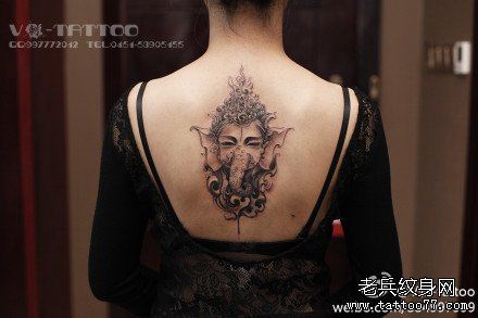 女生后背流行唯美的象神纹身图案