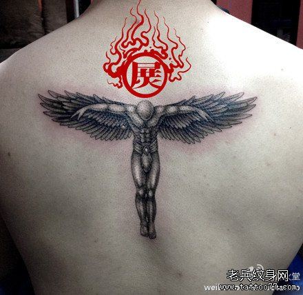 后背经典流行的一幅黑白天使纹身图案