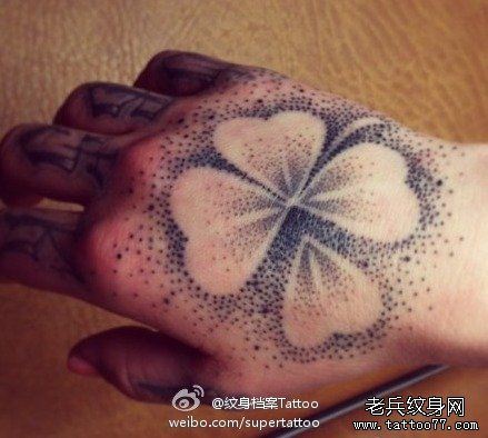 手臂流行经典的一幅点刺四叶草纹身图案