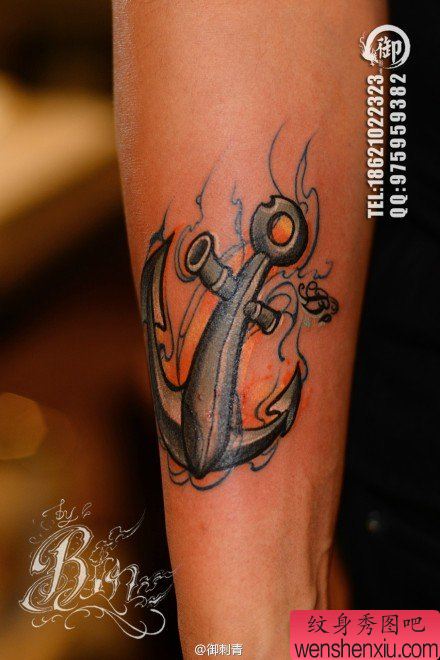 手臂精美流行的船锚纹身图案