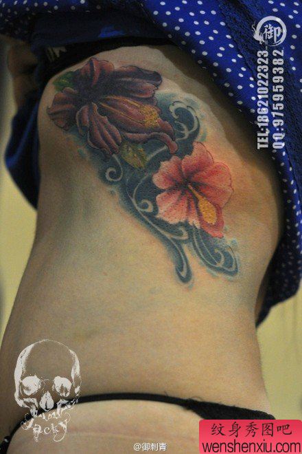美女侧胸唯美好看的花卉纹身图案