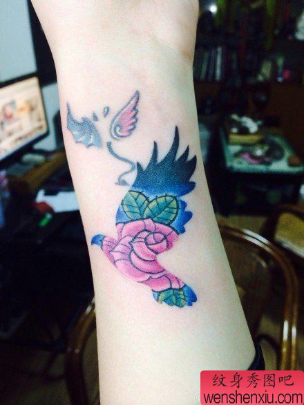 女生小手臂小鸟玫瑰花纹身图案
