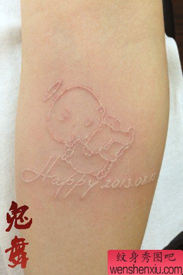 手臂一幅白色小天使纹身图案