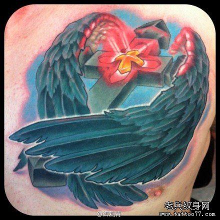 精美流行的十字架翅膀纹身图案