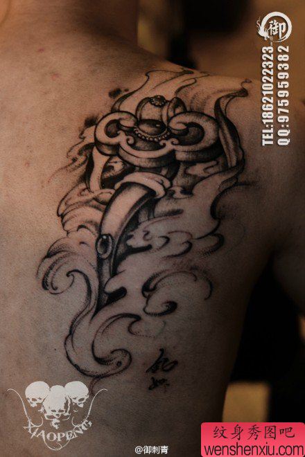 男生后背流行经典的如意纹身图案
