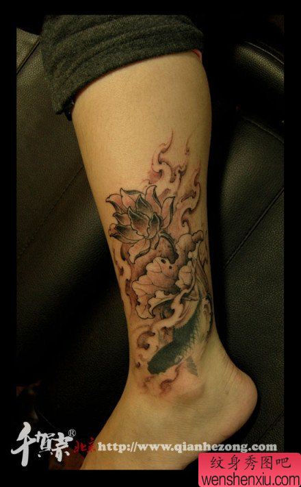 腿部唯美的黑白莲花纹身图案
