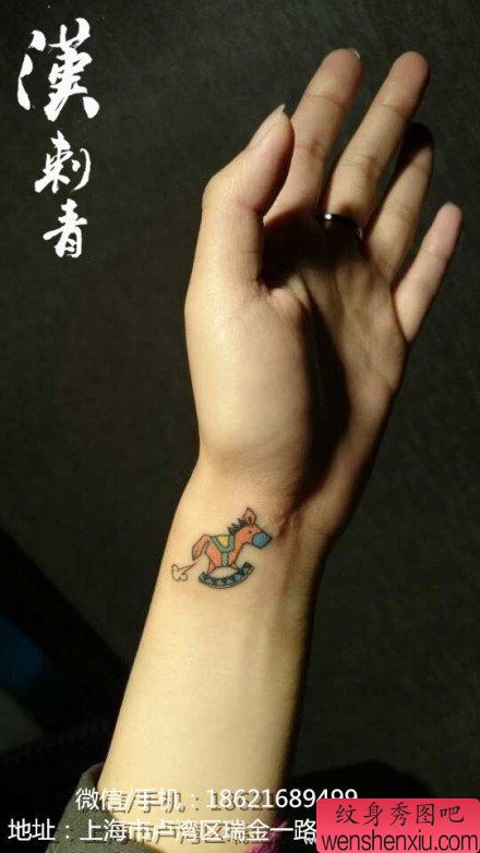手腕小巧的一幅小木马纹身图案