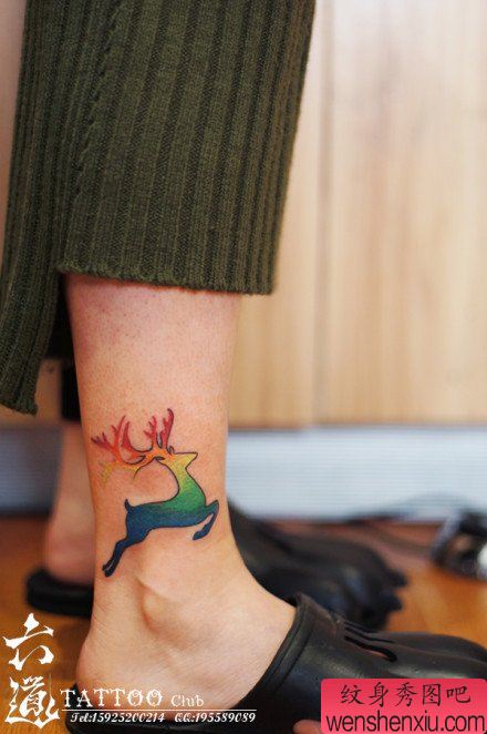 腿部一幅小巧流行的小鹿纹身图案