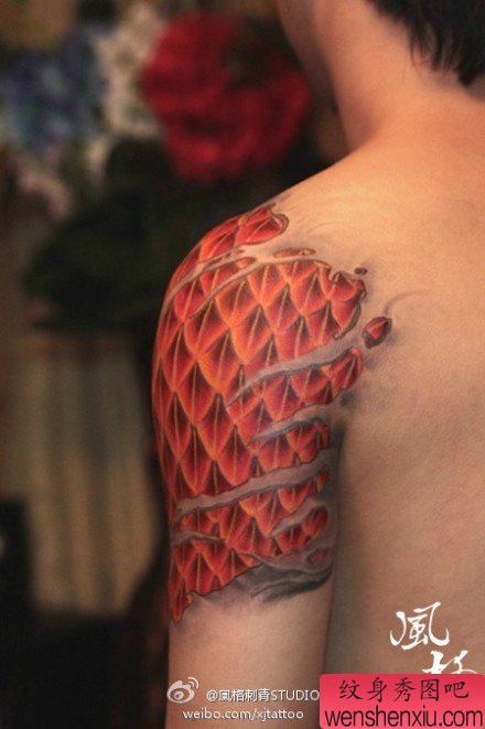 手臂超帅很酷的撕皮龙鳞纹身图案