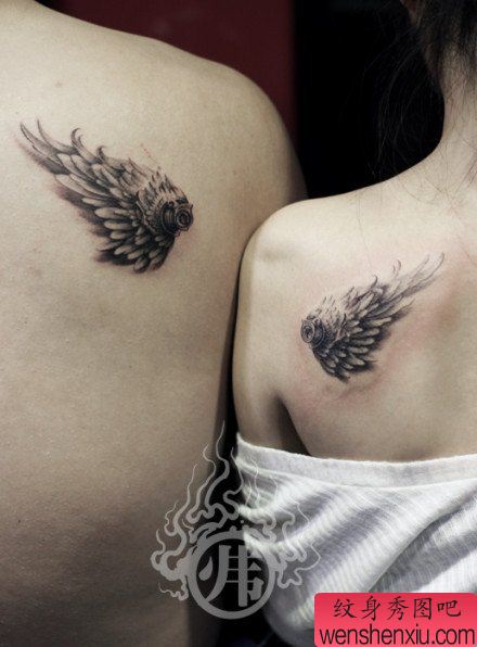 肩背流行很帅的情侣翅膀纹身图案
