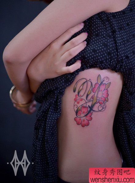 美女侧胸唯美好看的花卉与字母纹身图案