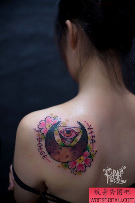 美女肩背流行很帅的三角眼睛纹身图案