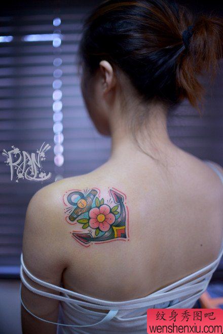 女生肩背唯美流行的船锚纹身图案