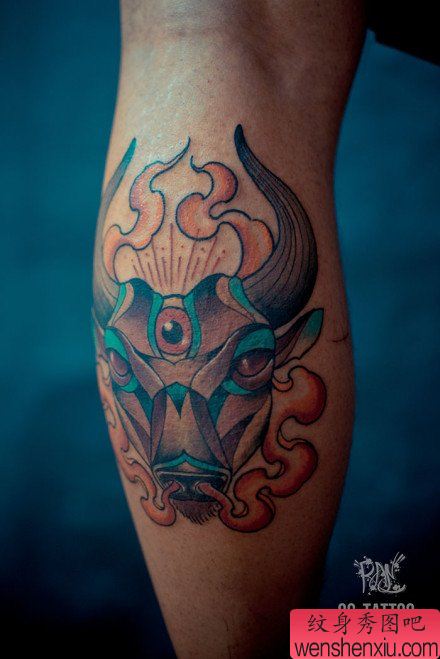 腿部很帅经典的一幅牛纹身图案