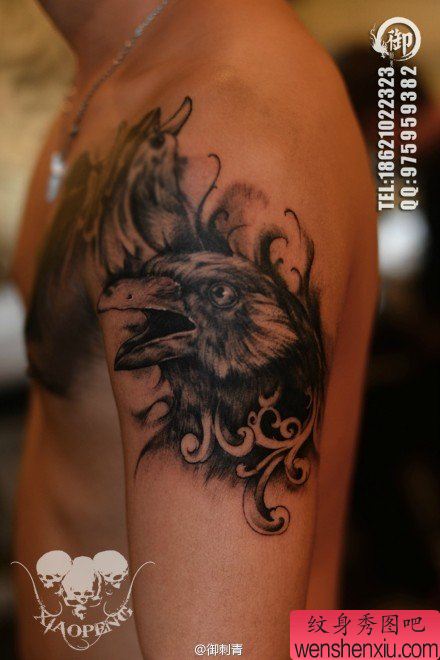手臂很帅流行的一幅乌鸦纹身图案