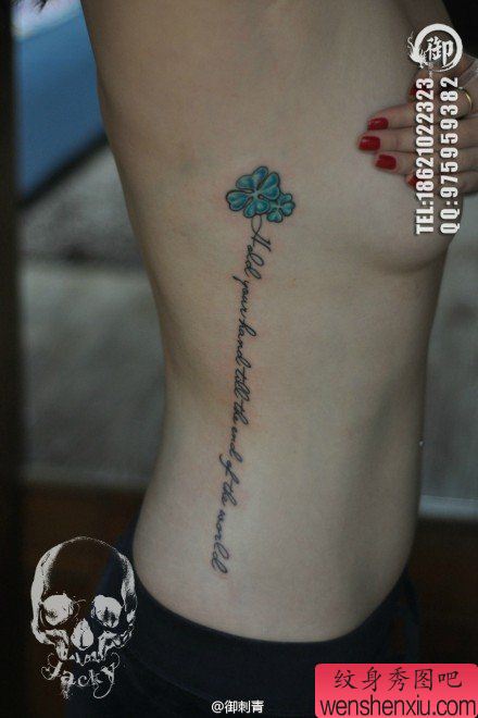 美女侧腰流行的字母与四叶草纹身图案