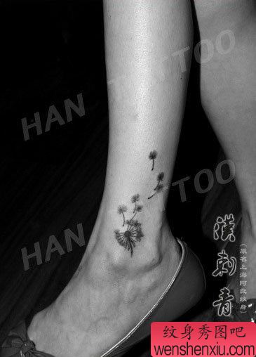 女生脚踝处流行小巧的蒲公英纹身图案