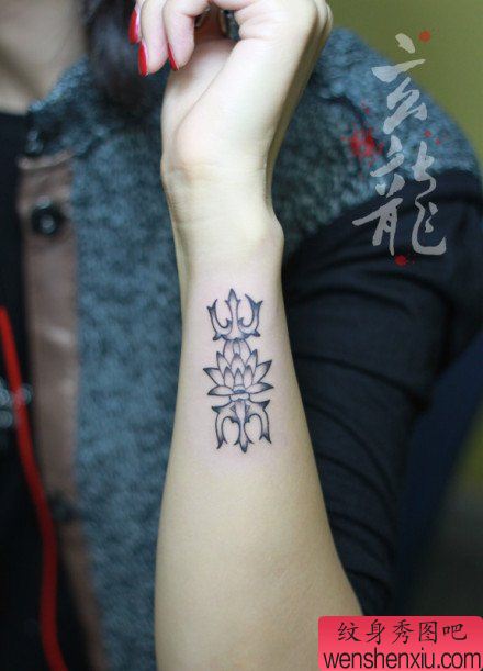 女生手腕流行小巧的一幅金刚杵纹身图案