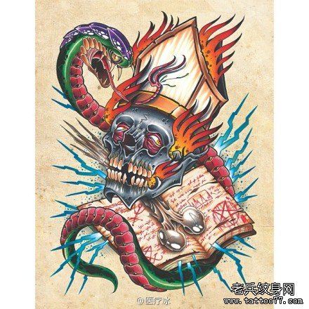 流行很帅的一幅骷髅与蛇纹身图案