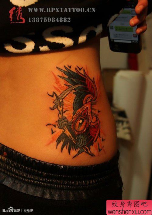 流行很帅的一幅眼睛与翅膀纹身图案