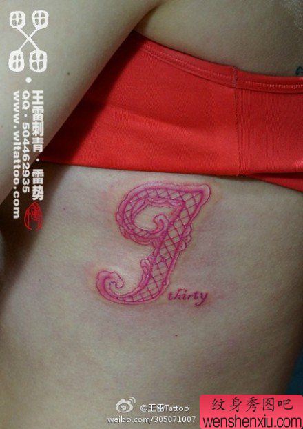 美女侧胸流行精美的蕾丝字母纹身图案