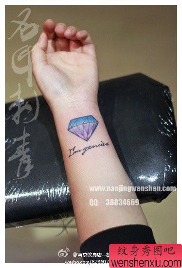 手腕小巧精美的彩色钻石纹身图案